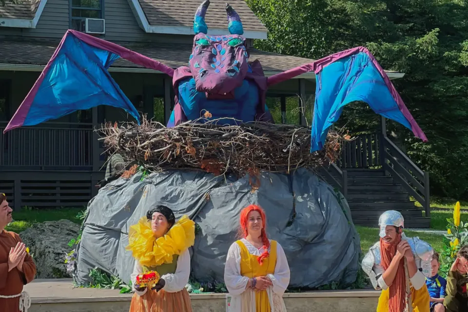 Grand dragon violet sur scène médiévale extérieure