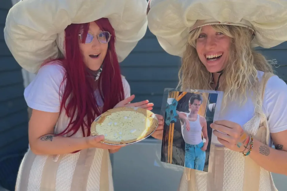 Deux femmes chapeaux champignon montrent tarte et photo
