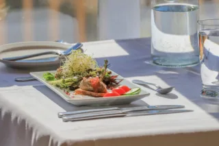 Assiette de salade gourmande sur table de restaurant
