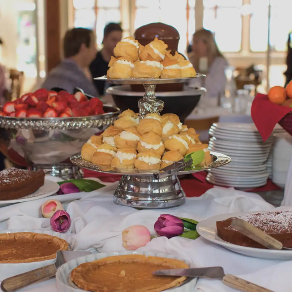 Buffet de desserts avec choux à la crème