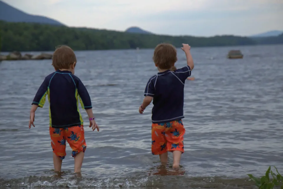 Deux enfants jouant dans un lac en montagne
