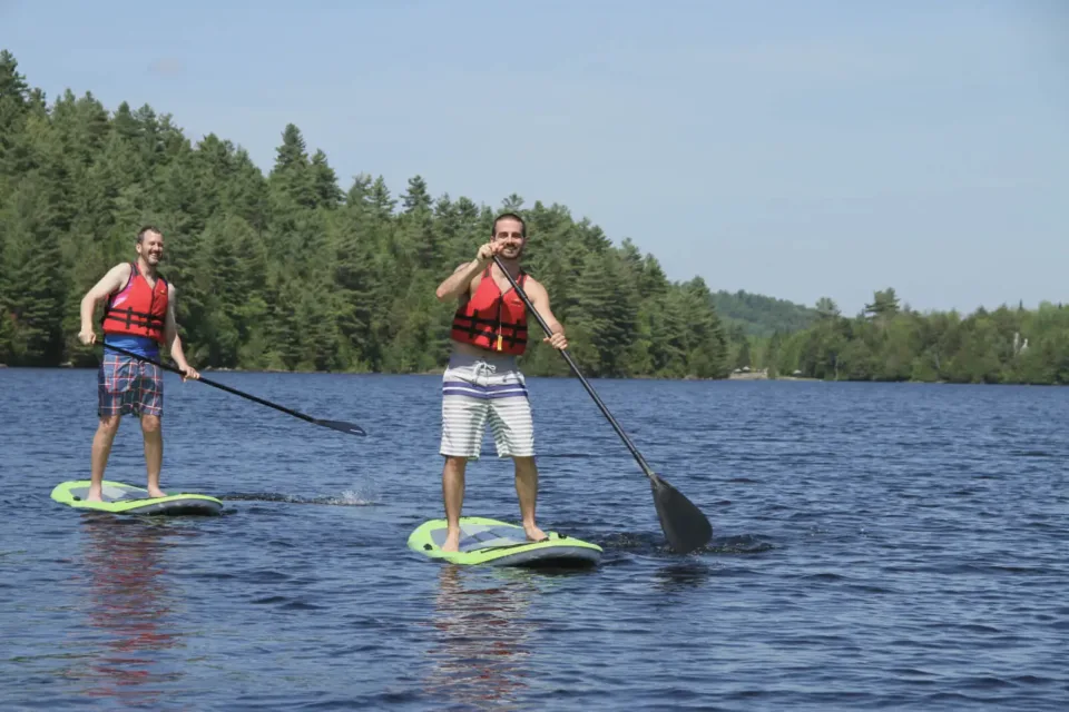 Deux hommes en paddle sur un lac