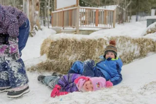 Enfants jouant et riant dans la neige