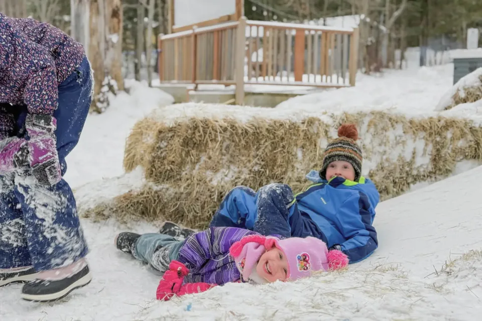 Enfants jouant et riant dans la neige