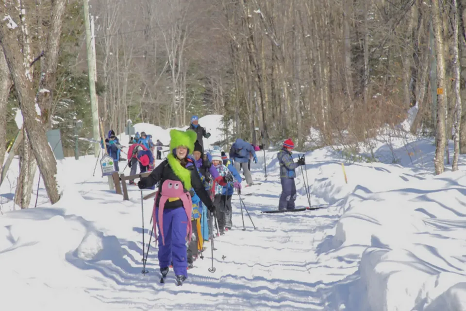 Enfants faisant du ski de fond en forêt enneigée
