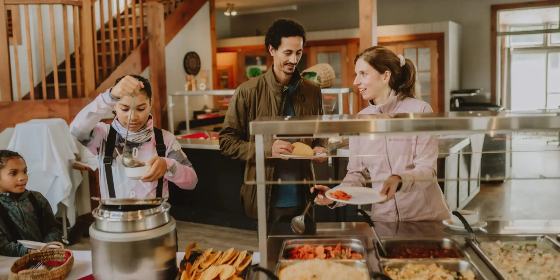 Famille se servant au buffet de Jouvence