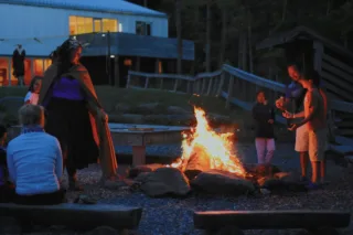 Famille autour d’un feu de camp nocturne