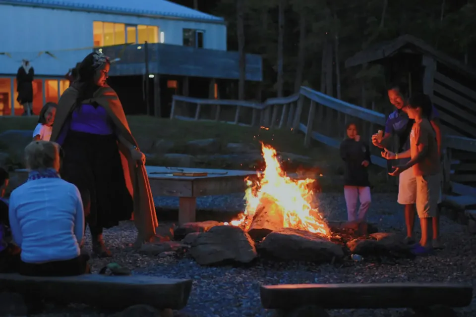 Famille autour d’un feu de camp nocturne