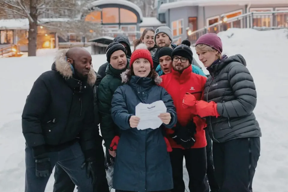 Groupe d'amis en hiver lisant une lettre dehors
