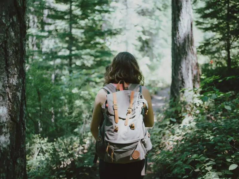 Randonneuse avec sac à dos en forêt