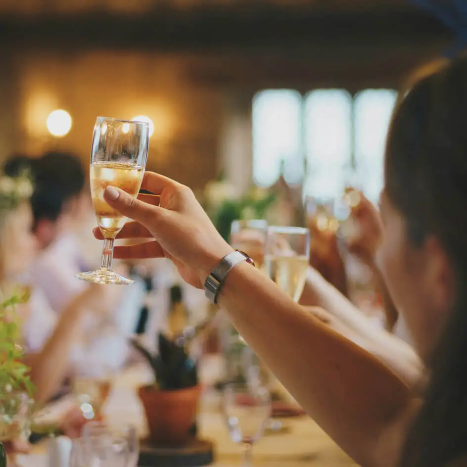 Personnes levant des coupes de champagne à table