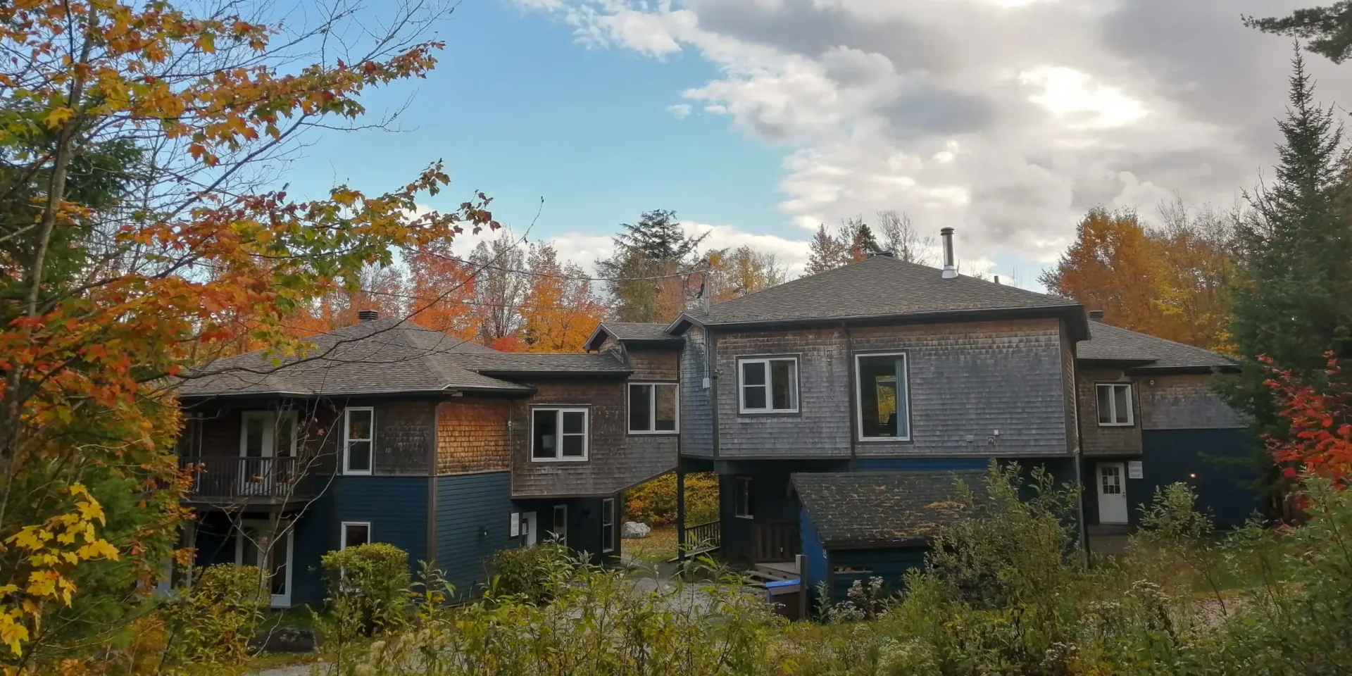 Pavillon en bois entouré d’arbres aux couleurs d’automne