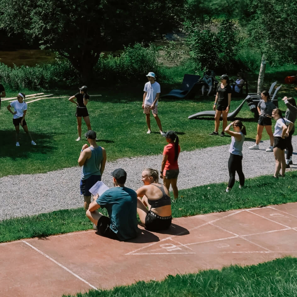 Groupe faisant exercices en plein air sur pelouse