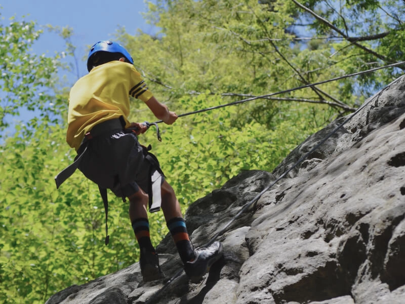 Enfant faisant de l’escalade en plein air