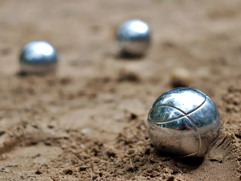 Boules de pétanque sur terrain en sable