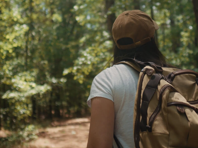 Personne avec sac à dos en forêt
