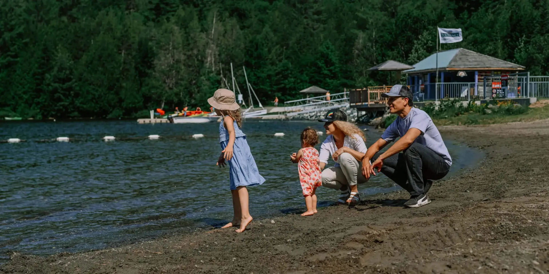 Famille avec enfants au bord d’un lac