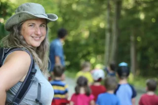 Femme randonneuse souriante avec enfants en forêt