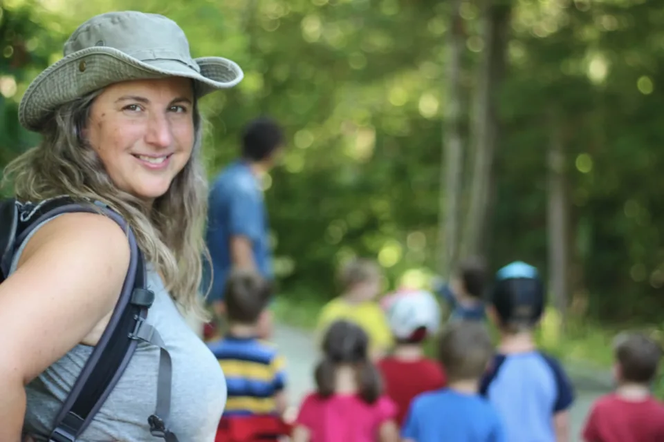 Femme randonneuse souriante avec enfants en forêt