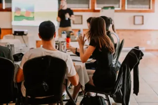 Participants assistent à une présentation en salle.