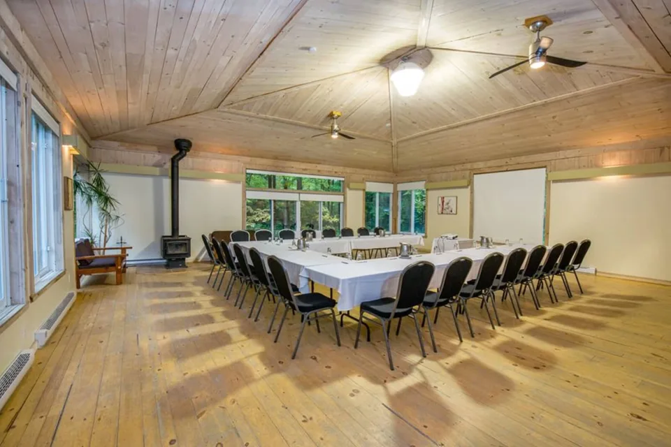 Salle de réunion en bois avec tables en U