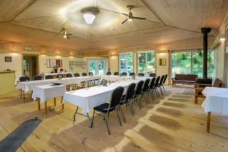 Salle de réunion en bois avec tables en U