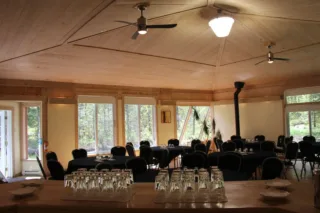 Salle de réception en bois avec tables rondes