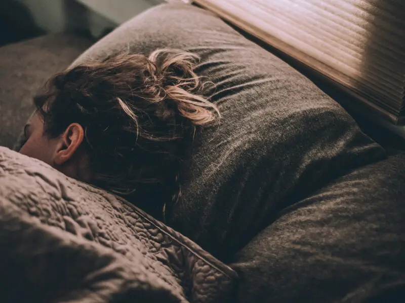 Personne dormant paisiblement dans un lit sombre