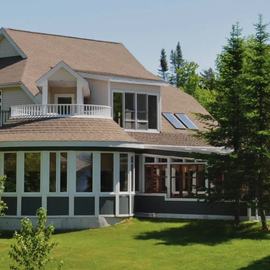 Grand pavillon moderne avec balcon et jardin verdoyant