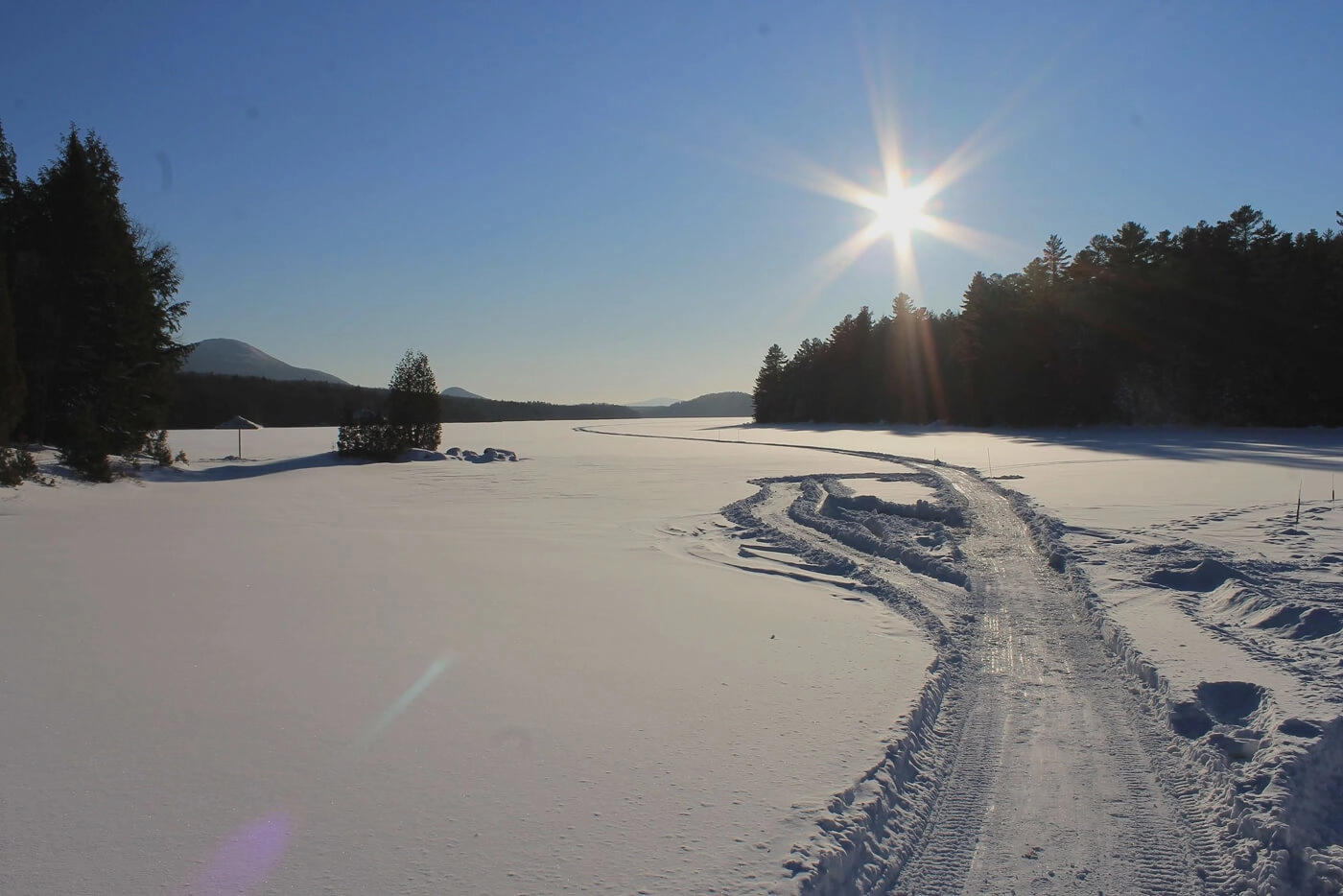 Lac gelé enneigé sous soleil d’hiver