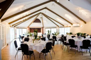 Salle de réception avec tables rondes décorées