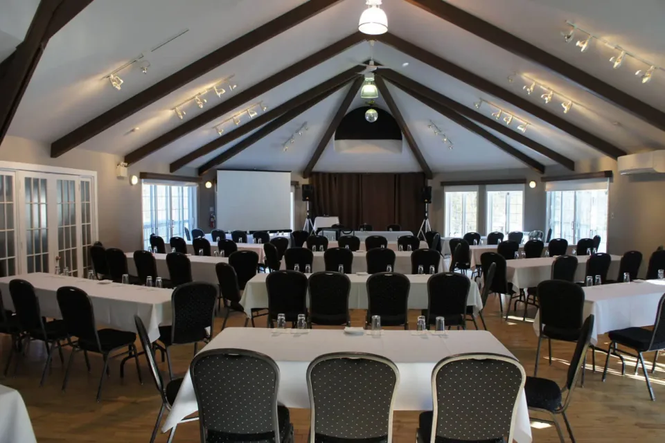 Salle de conférence avec tables et écran projection