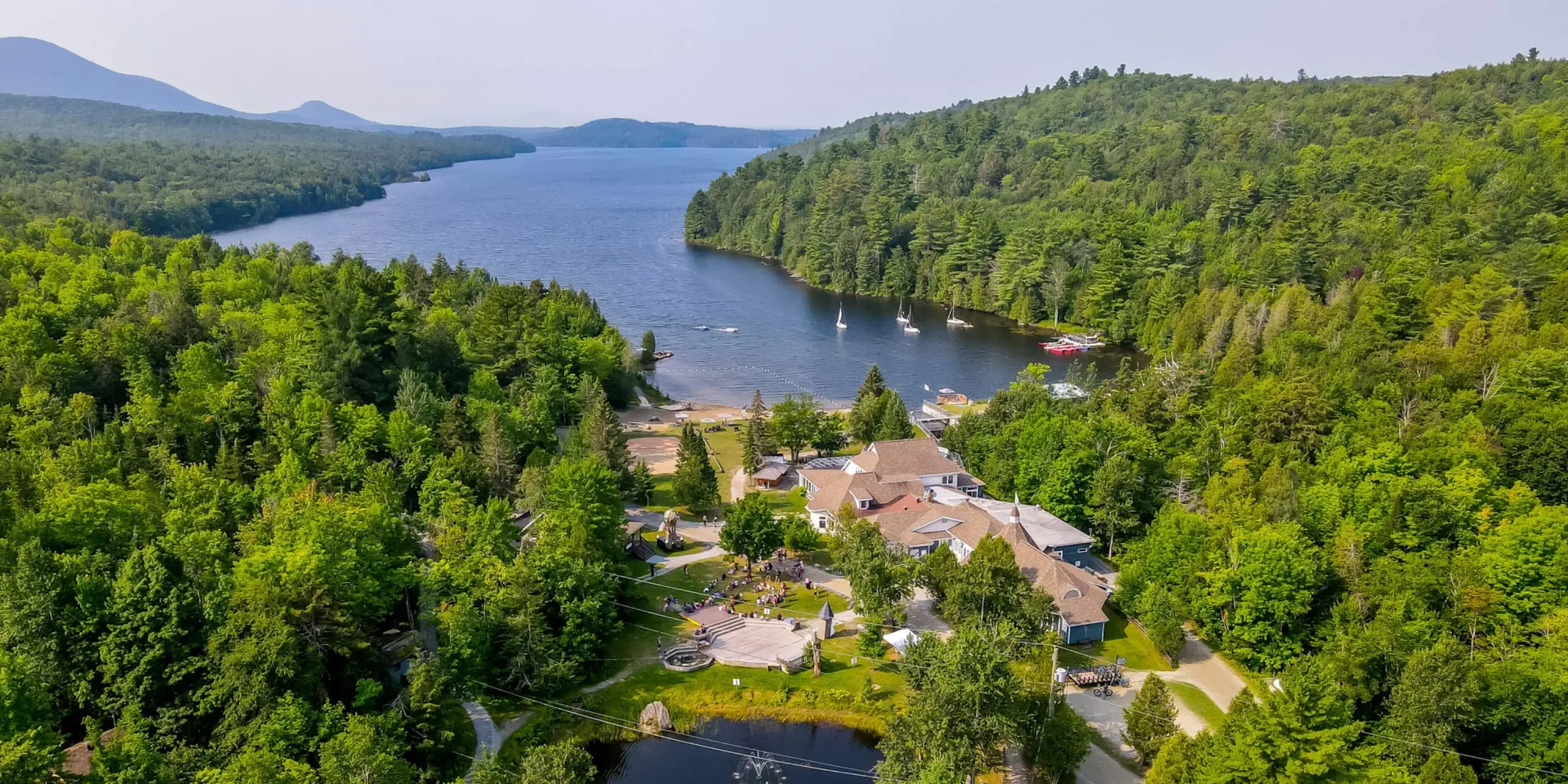 Vue aérienne de Jouvence au bord du lac Stukely
