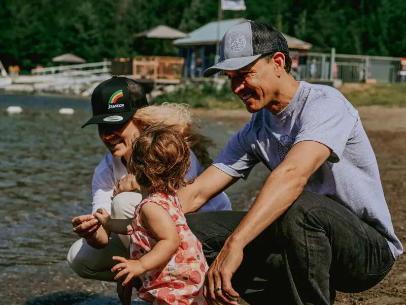 Famille jouant au bord d’un lac ensoleillé