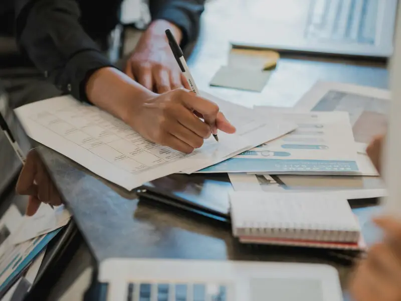 Personne analysant des documents financiers au bureau