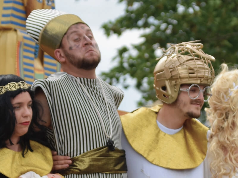 Personnes en costumes égyptiens lors d’un spectacle