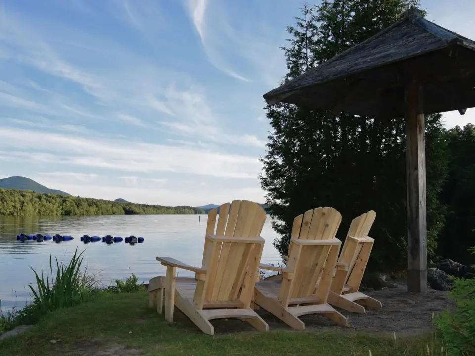 Chaises en bois au bord d’un lac paisible