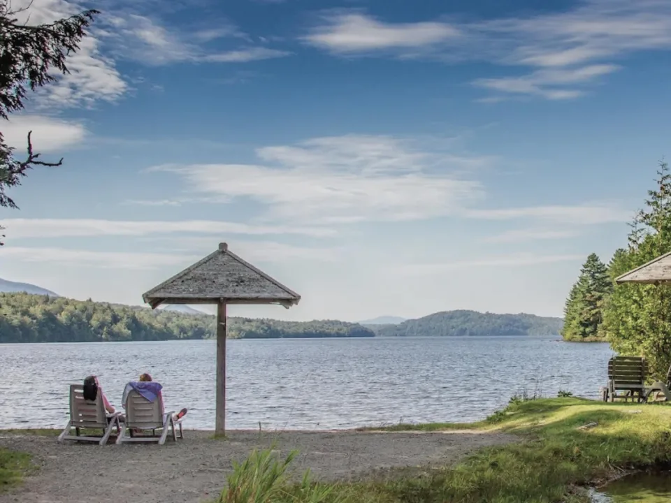 Deux personnes se détendent au bord d’un lac