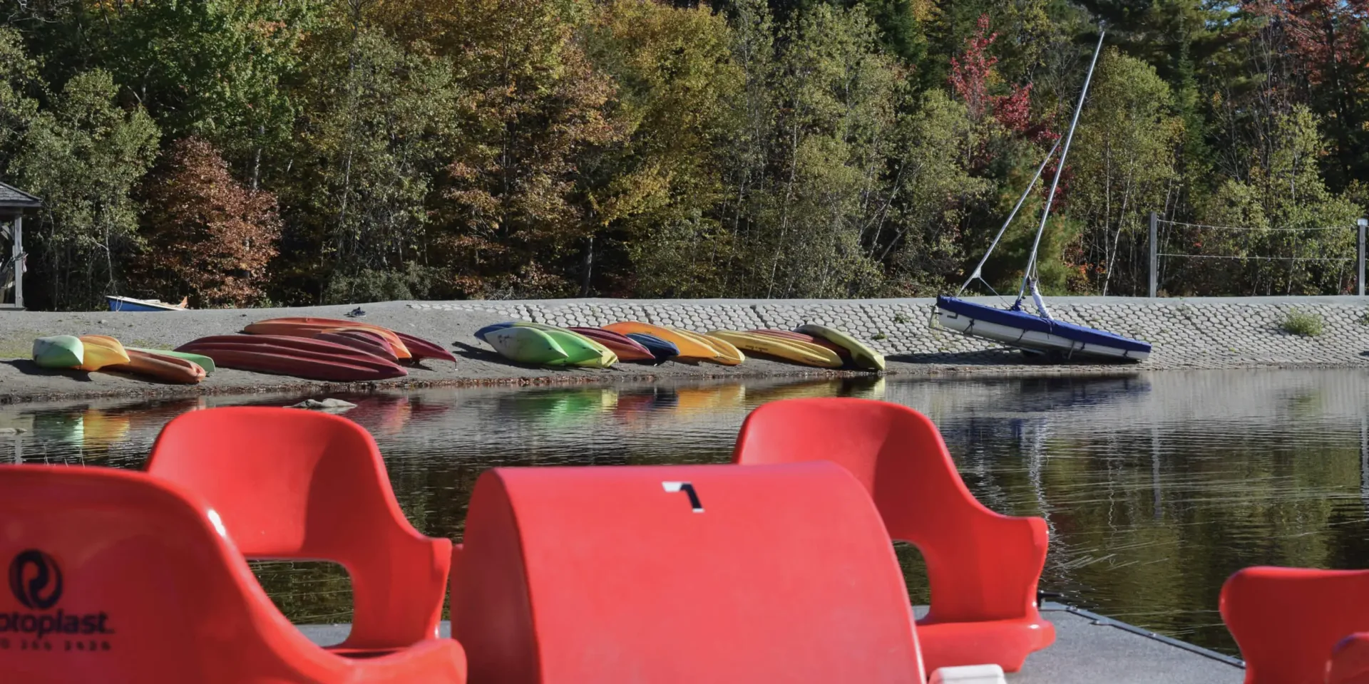Kayaks colorés au bord d’un lac en automne
