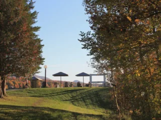 Parc en automne avec chaises et parasols