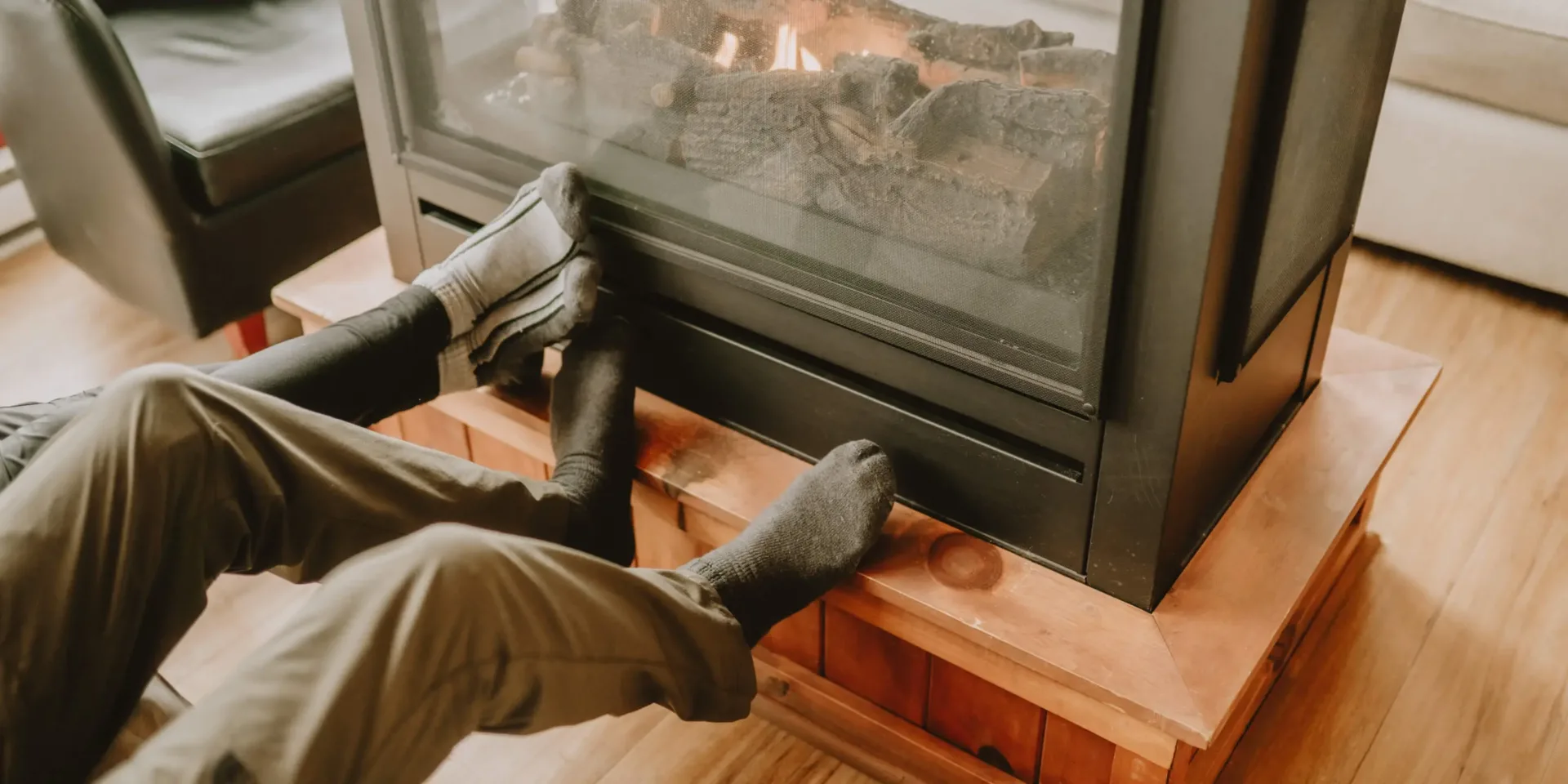 Pieds en chaussettes se réchauffant près de la cheminée