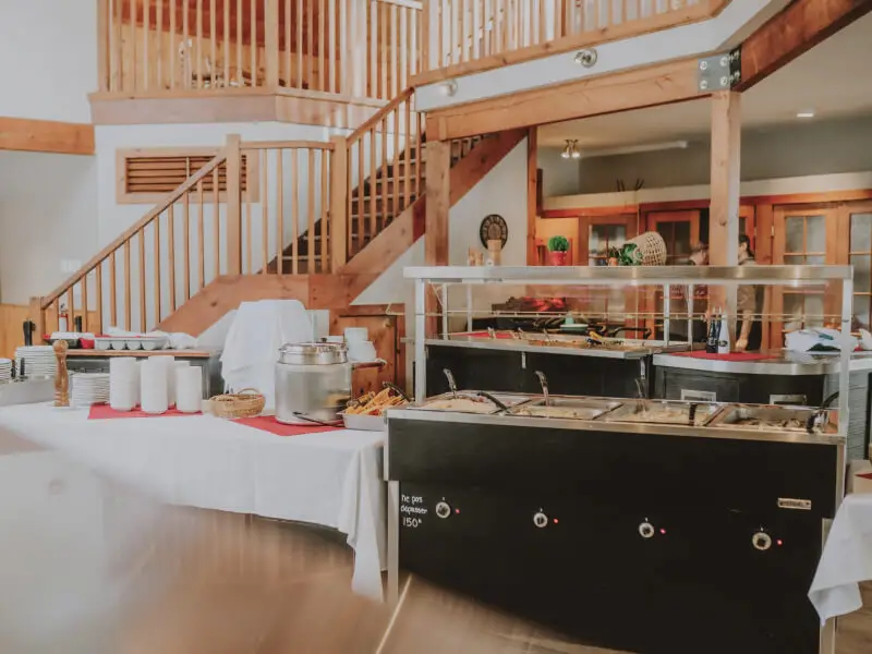Buffet en libre-service dans salle rustique en bois