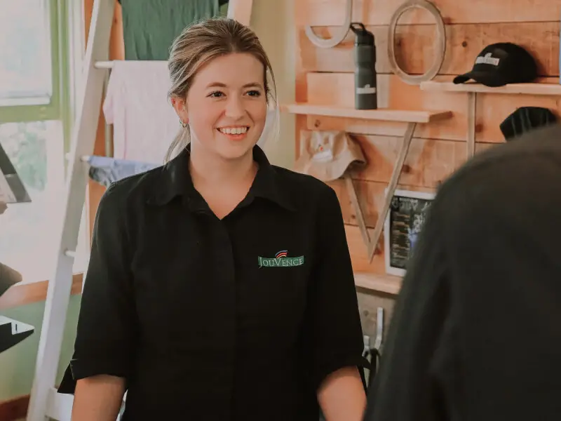 Employée souriante accueille un client