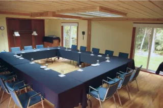 Salle de réunion avec tables en carré