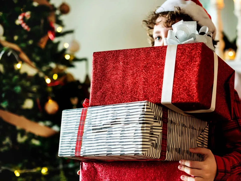 garçon avec cadeaux de Noël