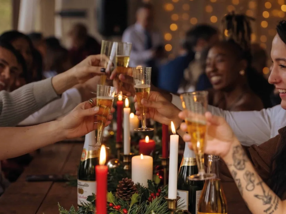 groupe de personnes qui lèvent leur verre