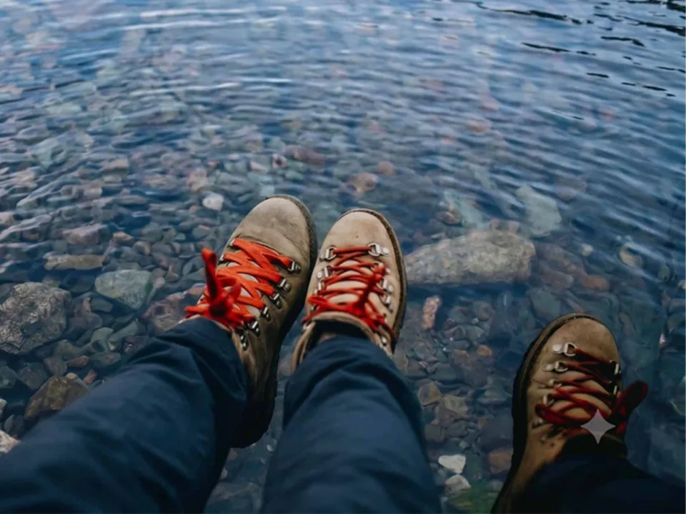 bottes en haut d'une étendue d'eau