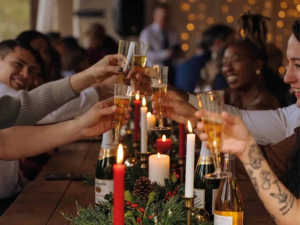 groupe de personnes qui lèvent leur verre en célébration